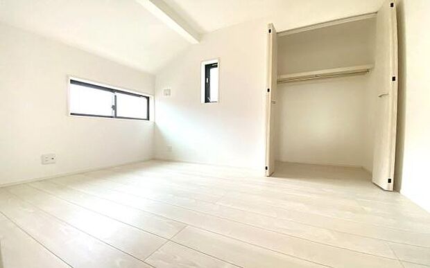 《子供部屋》　■机とべットを入れても十分な広さ、お子様の勉強部屋に。グングンと成績ＵＰの予感が。