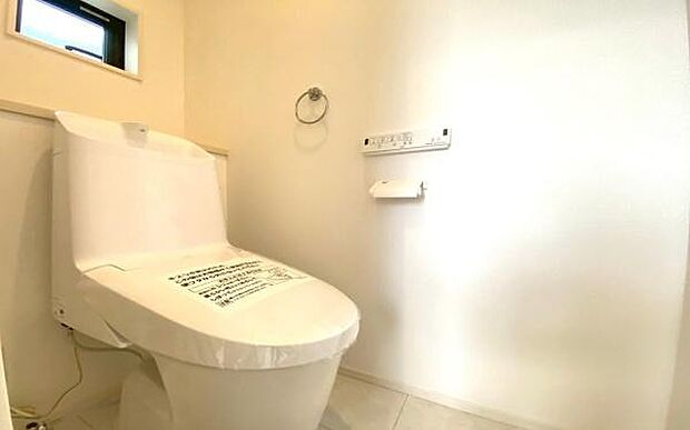 《トイレ》　■快適な使用感が人気の温水洗浄脱臭暖房機能を搭載。しかも汚れがつきにくく落ちやすい、洗浄力に優れた洗浄機能付トイレ。