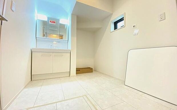 《洗面化粧台》　■洗面化粧台の鏡は、メイクや髭剃りに便利な三面鏡タイプ。開いて合わせ鏡としても使用できます。洗面台サイドには収納スペースとして利用でき、小物などの保管に便利な棚も付いています。