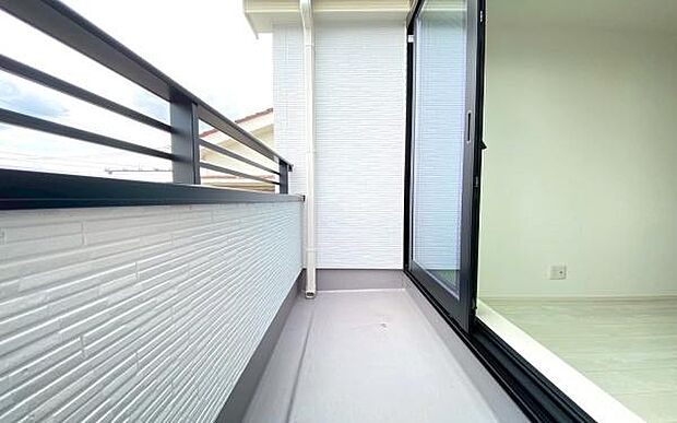 《バルコニー》　■「青い空」と「白い雲」、「気分が晴れる場所」がここにあります。