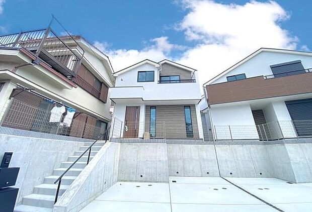 《外観》　■一戸建ての多いエリア、静かで落ち着いた雰囲気。シンプルで美しいフォルム空気までクリーンになるような佇まい。心地よいライフスタイルが実現できるそんな予感。