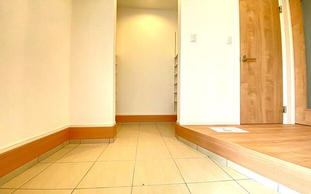 《玄関》　■玄関を開けると、エントランスホールがお出迎え。上がりがまちやシューズボックスがゆったりと構え、心地よさに包まれます。