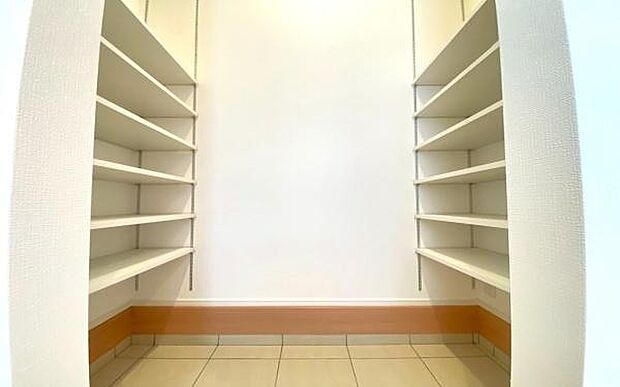 《シューズインクローク》　■人気のシューズインクローク。中は可動棚になっており、靴の収納はもちろんの事、ゴルフバッグやサーフィンの板、アウトドア用品、ベビーカーまでラクラク収納が可能です。