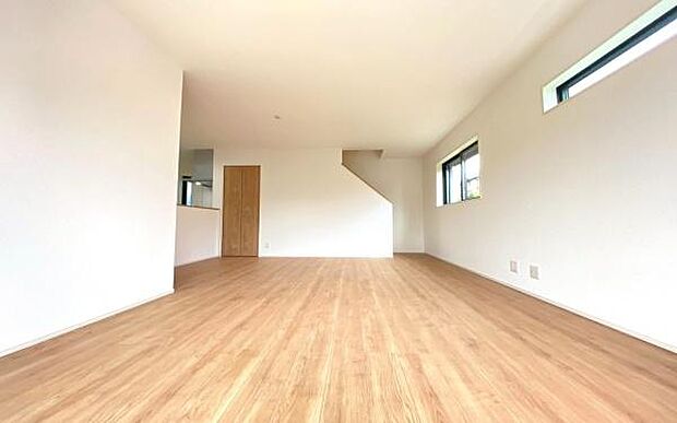 《リビングダイニング》　■豊かな光が照らすこの場所は、たわいもない会話を楽しみ、ゆったりとした時間を過ごす場所。家族の日常が刻まれる大切な空間です。自然光に溢れるこの空間はリフレッシュにピッタリです。