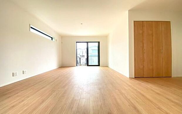 《リビングダイニング》　■大画面ＴＶも余裕、インテリアプランが考えやすいワイドなリビング。家族がしぜんに集まる広さ、お子様が思わず走り出す大空間。