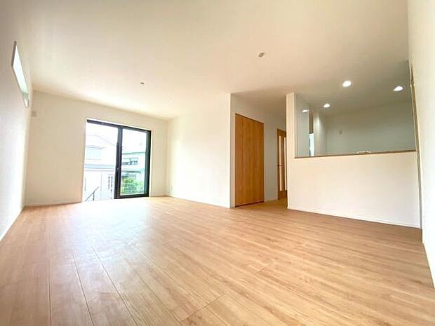 《リビングダイニング》　■上質な時間を育む暮らしのメインステージ。寛ぎとご家族とのコミュニケーションを育む居心地のよい場所。この明るい空間は家族に安らぎを与えて、落ち着いた心地よい空間になるでしょう。