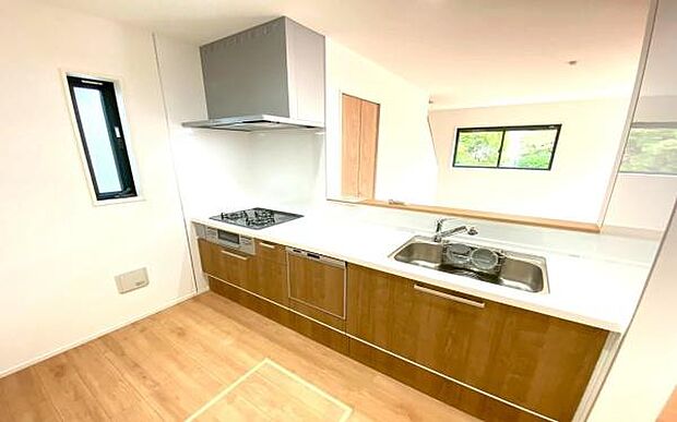 《システムキッチン》　■会話を楽しみながら食事を味わう。一緒にいる時間が楽しい空間。カフェにいるような気分で毎日を過ごしたい。家族でいる時間を柔らかに包み込むインテリア。