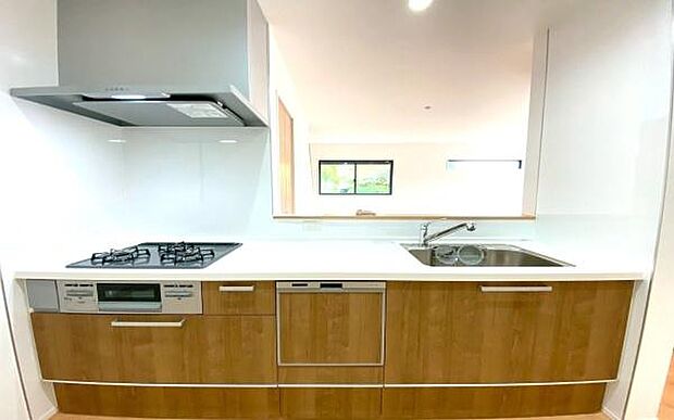 《キッチン》　■家族が集う楽しく親子の会話もはずむキッチン。明るく清潔で使い勝手のいいキッチンには、いつも家族の笑顔があふれています。この大きなキッチンでは、夫婦が仲良く一緒に料理することもできます。