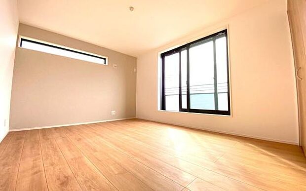 《寝室》　■朝から日差しいっぱい、早起きしたくなる洋室。ベッドを置いてもゆとりを感じられる。窓からの朝日が心地よい目覚めへと誘います。ゆとりある広さを確保し、心地よいプライベートタイムを演出します。