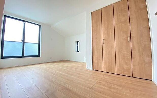 《子供部屋》　■机とべットを入れても十分な広さ、お子様の勉強部屋に。グングンと成績ＵＰの予感が。