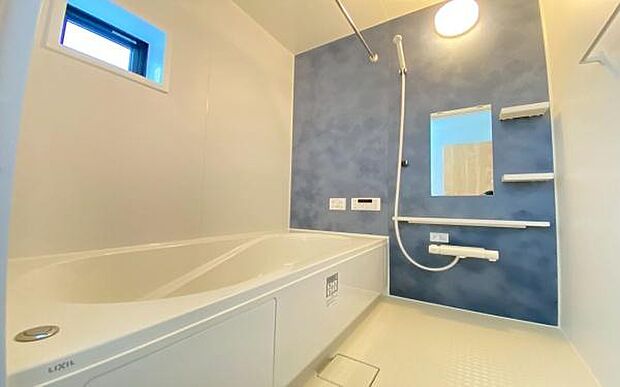 《浴室》　■ゆったり足を伸ばせる浴槽。お子様と一緒でもゆとりの1坪タイプ。1日の疲れを癒してくれるバスタイム。