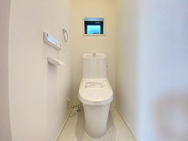 《トイレ》　■快適な使用感が人気の温水洗浄脱臭暖房機能を搭載。しかも汚れがつきにくく落ちやすい、洗浄力に優れた洗浄機能付トイレ。