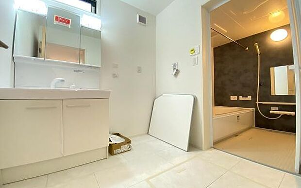 《洗面化粧台》　■洗面化粧台の鏡は、メイクや髭剃りに便利な三面鏡タイプ。開いて合わせ鏡としても使用できます。洗面台サイドには収納スペースとして利用でき、小物などの保管に便利な棚も付いています。