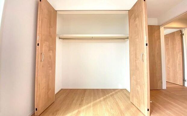 《収納》　■洋服を機能的に収納できるハンガーパイプのほか、帽子やバッグを置ける枕棚も設置。ゆとりあふれる収納空間です。