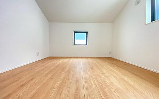 《洋室》　■落ち着いた雰囲気もあって、収納力もある、大人にも、子供にも相応しい、明るくスタイリッシュな空間になっています。寝室にも子供部屋にも使える万能な、なくてはならない便利なお部屋になっています。