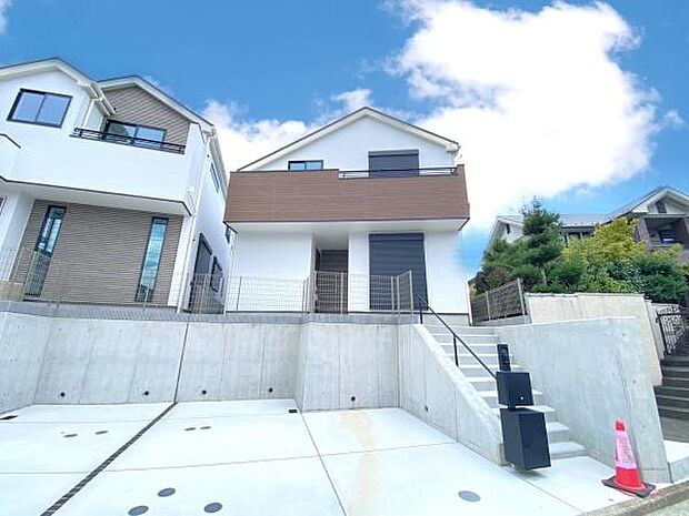 《外観》　■一戸建ての多いエリア、静かで落ち着いた雰囲気。シンプルで美しいフォルム空気までクリーンになるような佇まい。心地よいライフスタイルが実現できるそんな予感。