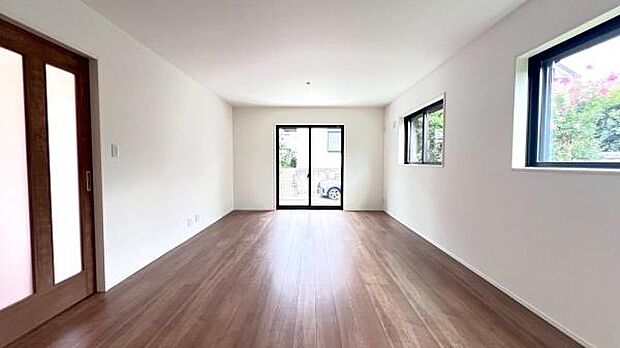 《リビングダイニング》　■大画面ＴＶも余裕、インテリアプランが考えやすいワイドなリビング。家族がしぜんに集まる広さ、お子様が思わず走り出す大空間。