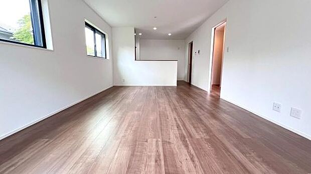 《リビングダイニング》　■上質な時間を育む暮らしのメインステージ。寛ぎとご家族とのコミュニケーションを育む居心地のよい場所。この明るい空間は家族に安らぎを与えて、落ち着いた心地よい空間になるでしょう。