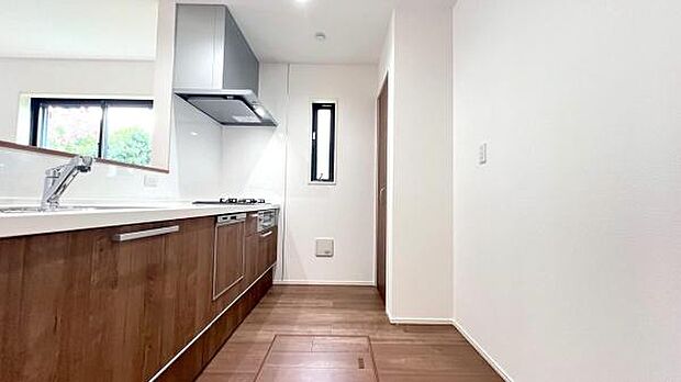 《システムキッチン》　■大型冷蔵庫や食器棚を置いても余裕なスペース。奥様の料理の腕も上がりそうな予感。