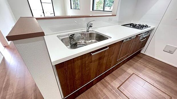 《システムキッチン》　■会話を楽しみながら食事を味わう。一緒にいる時間が楽しい空間。カフェにいるような気分で毎日を過ごしたい。家族でいる時間を柔らかに包み込むインテリア。