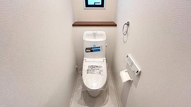 《トイレ》　■快適な使用感が人気の温水洗浄脱臭暖房機能を搭載。しかも汚れがつきにくく落ちやすい、洗浄力に優れた洗浄機能付トイレ。