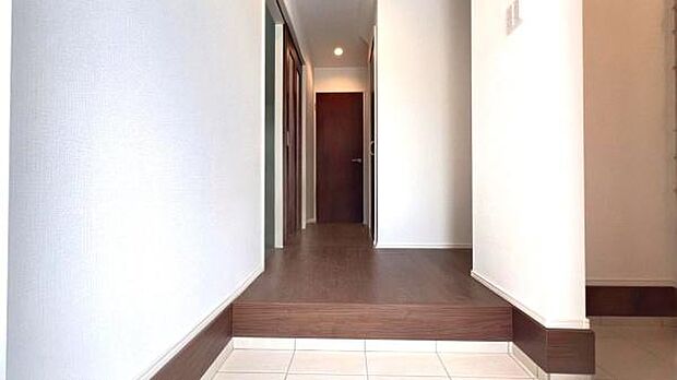 《玄関》　■玄関を開けると、エントランスホールがお出迎え。上がりがまちやシューズボックスがゆったりと構え、心地よさに包まれます。玄関横には大容量のシューズインクローク付