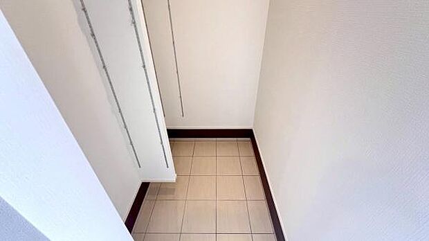 《シューズインクローク》　■人気のシューズインクローク。中は可動棚になっており、靴の収納はもちろんの事、ゴルフバッグやサーフィンの板、アウトドア用品、ベビーカーまでラクラク収納が可能です。