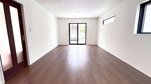 《リビングダイニング》　■豊かな光が照らすこの場所は、たわいもない会話を楽しみ、ゆったりとした時間を過ごす場所。家族の日常が刻まれる大切な空間です。自然光に溢れるこの空間はリフレッシュにピッタリです。