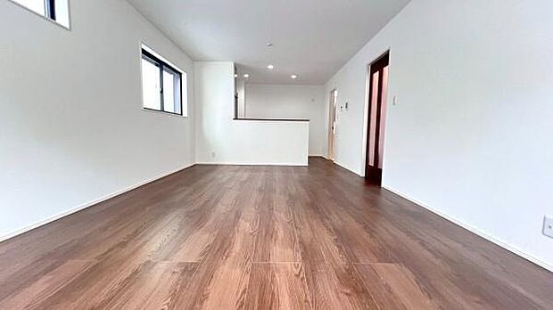 《リビングダイニング》　■上質な時間を育む暮らしのメインステージ。寛ぎとご家族とのコミュニケーションを育む居心地のよい場所。この明るい空間は家族に安らぎを与えて、落ち着いた心地よい空間になるでしょう。