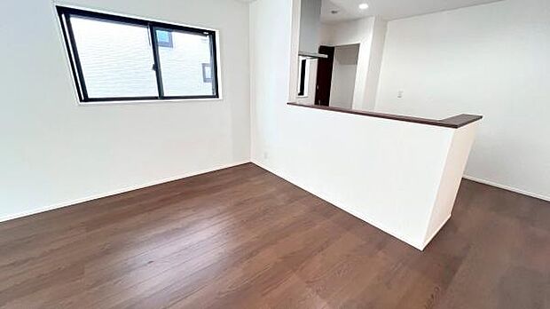 《キッチン》　■家族が集う楽しく親子の会話もはずむキッチン。明るく清潔で使い勝手のいいキッチンには、いつも家族の笑顔があふれています。この大きなキッチンでは、夫婦が仲良く一緒に料理することもできます。