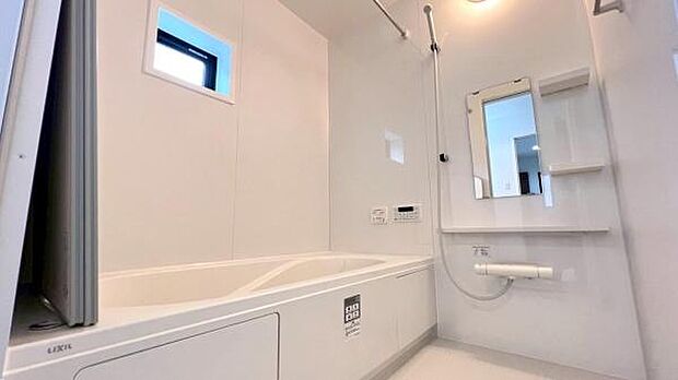 《浴室》　■ゆったり足を伸ばせる浴槽。お子様と一緒でもゆとりの1坪タイプ。1日の疲れを癒してくれるバスタイム。