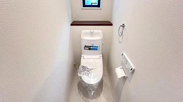 《トイレ》　■快適な使用感が人気の温水洗浄脱臭暖房機能を搭載。しかも汚れがつきにくく落ちやすい、洗浄力に優れた洗浄機能付トイレ。