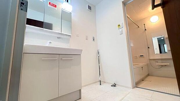 《洗面化粧台》　■洗面化粧台の鏡は、メイクや髭剃りに便利な三面鏡タイプ。開いて合わせ鏡としても使用できます。洗面台サイドには収納スペースとして利用でき、小物などの保管に便利な棚も付いています。