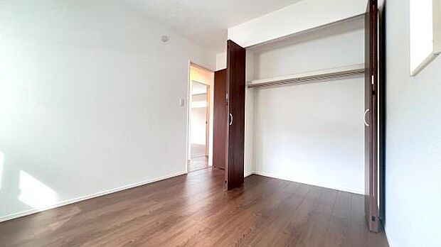 《収納》　■洋服を機能的に収納できるハンガーパイプのほか、帽子やバッグを置ける枕棚も設置。ゆとりあふれる収納空間です。