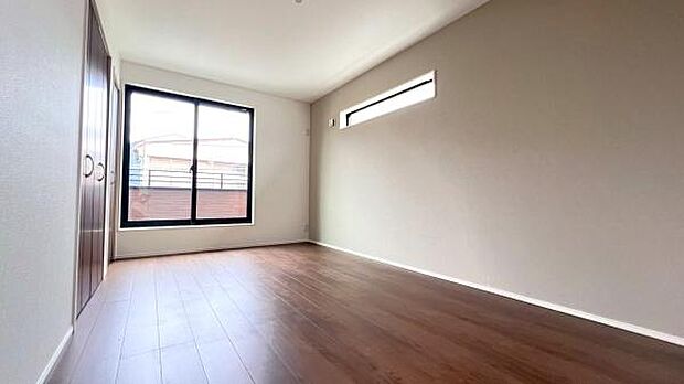 《洋室》　■落ち着いた雰囲気もあって、収納力もある、大人にも、子供にも相応しい、明るくスタイリッシュな空間になっています。寝室にも子供部屋にも使える万能な、なくてはならない便利なお部屋になっています。