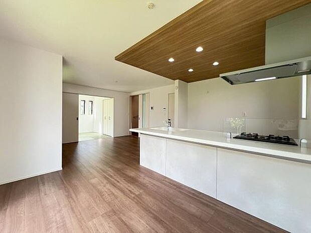 《リビングダイニング》 ■ご家族でゆったりとした時間を過ごす場所です。広くて隣の洋室や階段とも繋がる、リビングダイニングは、まさに家の中心の場所。大事な家族との一体となれる、重要な場所でもあります