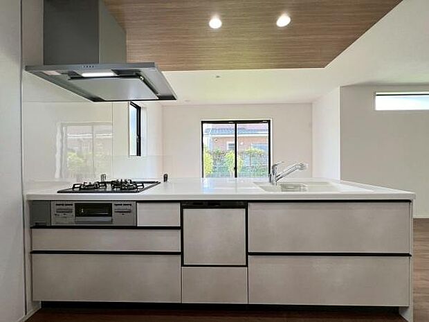 《システムキッチン》 ■会話を楽しみながら食事を味わう。一緒にいる時間が楽しい空間。カフェにいるような気分で毎日を過ごしたい。家族でいる時間を柔らかに包み込むインテリア。