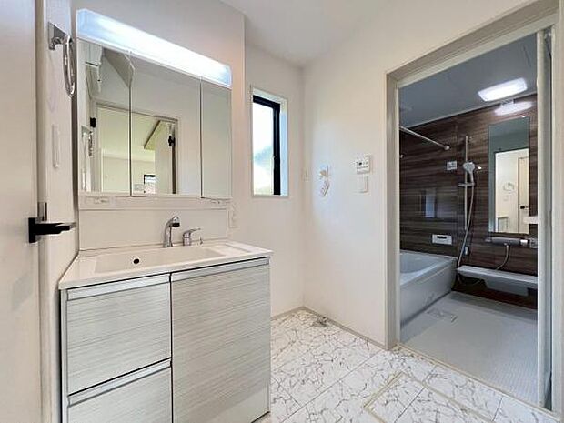 《洗面化粧台》 ■使いやすいシャープなデザインの洗面化粧台。