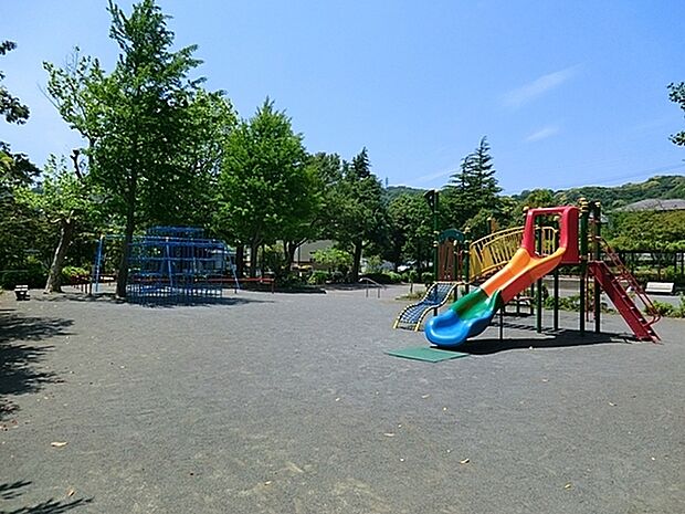 関ヶ谷公園まで814m、子どもが走り回れる広さの公園です。きれいに整備された気持ちの良い空間で遊べます。