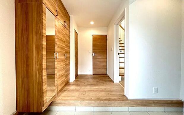 《玄関》 ■玄関を開けると、エントランスホールがお出迎え。上がりがまちやシューズボックスがゆったりと構え、心地よさに包まれます。