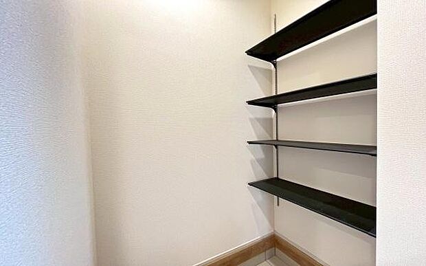 《シューズインクローク》 ■人気のシューズインクローク。中は可動棚になっており、靴の収納はもちろんの事、ゴルフバッグやサーフィンの板、アウトドア用品、ベビーカーまでラクラク収納が可能です。