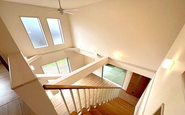 《リビングダイニング》 ■リビング・ダイニングは上部からの陽光を取り入れてくれる吹抜けを設け、明るく伸びやかな空間に。