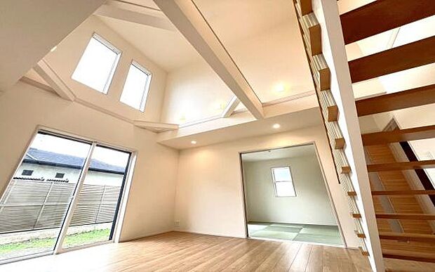 《リビングダイニング》 ■開放的で広いリビング。のびのびとくつろげるリビングは、家族のコミュニケーションの場としてみんなが集まる場所に。