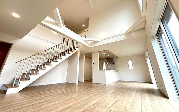 《リビングダイニング》 ■大画面TVも余裕、インテリアプランが考えやすいワイドなリビング。家族がしぜんに集まる広さ、お子様が思わず走り出す大空間。