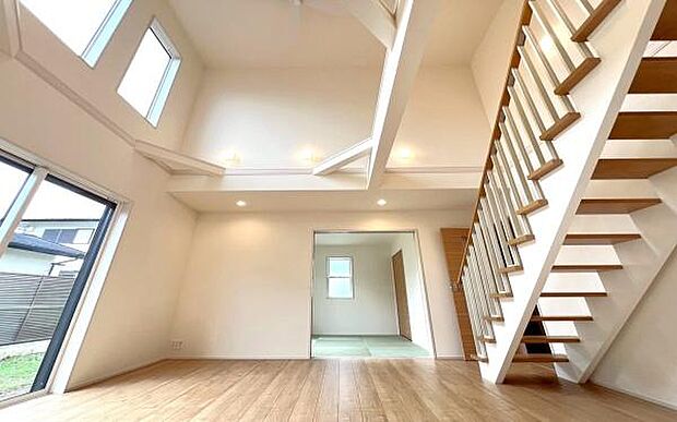 《リビングダイニング》 ■豊かな光が照らすこの場所は、たわいもない会話を楽しみ、ゆったりとした時間を過ごす場所。家族の日常が刻まれる大切な空間です。自然光に溢れるこの空間はリフレッシュにピッタリです。