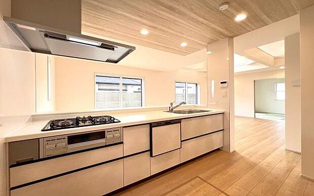 《キッチン》 ■家族が集う楽しく親子の会話もはずむキッチン。明るく清潔で使い勝手のいいキッチンには、いつも家族の笑顔があふれています。この大きなキッチンでは、夫婦が仲良く一緒に料理することもできます。