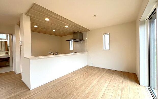 《システムキッチン》 ■会話を楽しみながら食事を味わう。一緒にいる時間が楽しい空間。カフェにいるような気分で毎日を過ごしたい。家族でいる時間を柔らかに包み込むインテリア。