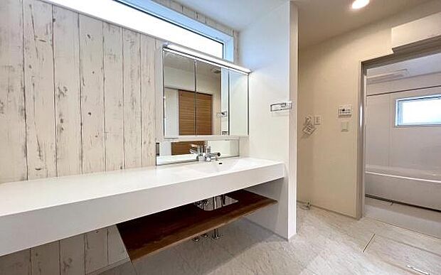 《洗面化粧台》 ■温故知新の美意識の高いスタイリッシュな洗面空間。懐かしさと新しさが共鳴したモダンで洗練された印象を与える空間です。家族でメイクに髭剃りに歯磨きに取り合いになる事は必至です。