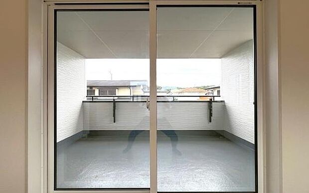 《インナーバルコニー》 ■急な雨にも安心のインナーバルコニー。読書やティータイムを楽しんだり趣味の幅が広がるプラスアルファの空間。