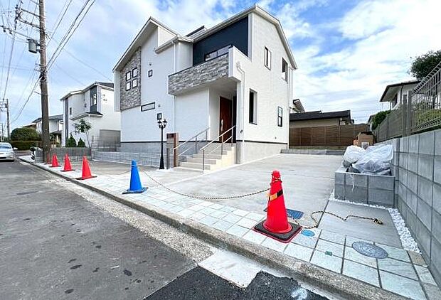 《駐車場》 ■駐車場3台可能(車種による)。間口もゆったり。らくらく停められます。